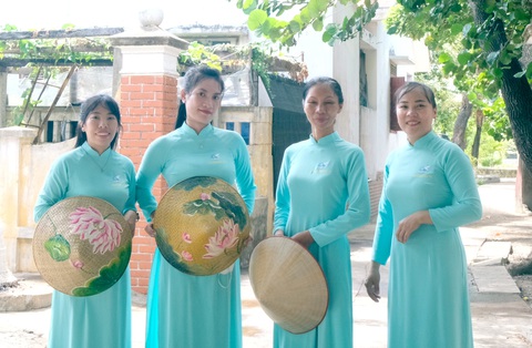 Chị em phụ nữ mặc áo dài trên đảo Sinh Tồn - Ảnh: HÀ THANH Chị em phụ nữ mặc áo dài trên đảo Sinh Tồn - Ảnh: HÀ THANH