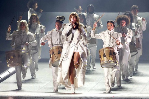 The Eras Tour của Taylor Swift gây sốt ở Paris khi diễn 4 đêm liền- Ảnh 1. Taylor diễn The Eras Tour ở Paris