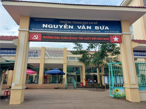 TP.HCM: giáo viên phát đơn Trường THCS Nguyễn Văn Bứa - nơi học sinh được phát đơn xin không thi tuyển sinh lớp 10 - Ảnh: TTO