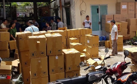 Công an khám xét nhà máy sản xuất thuốc, Thực phẩm chức năng giả huyện Bình Chánh - Ảnh: CACC Công an khám xét nhà máy sản xuất thuốc, thực phẩm chức năng giả huyện Bình Chánh - Ảnh: CACC
