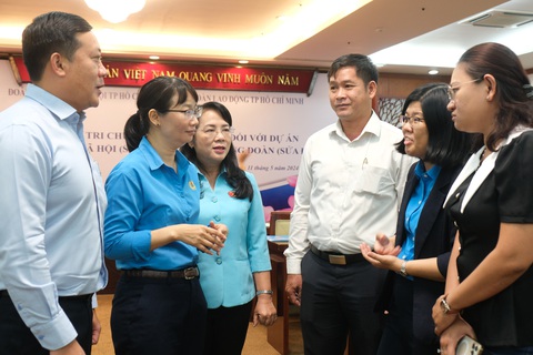 Doanh nghiệp bó tay trước làn sóng rút bảo hiểm xã hội một lần- Ảnh 1. Từ trái qua: ông Hà Phước Thắng - phó trưởng Đoàn đại biểu Quốc hội TP.HCM, bà Trần Thị Diệu Thúy - chủ tịch Liên đoàn Lao động TP.HCM, bà Trần Kim Yến - chủ tịch Ủy ban MTTQ Việt Nam TP.HCM - tại hội nghị tiếp xúc cử tri sáng 11-5 - Ảnh: VŨ THỦY