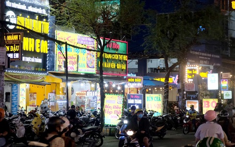 Con đường ẩm thực hút giới trẻ ở TP.HCM, đa dạng món ăn các vùng miền- Ảnh 2. Các quán ăn nằm san sát nhau trên đường Nguyễn Gia Trí - Ảnh: THÀNH VŨ
