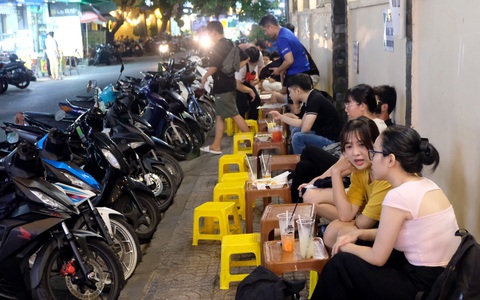 Con đường ẩm thực hút giới trẻ ở TP.HCM, đa dạng món ăn các vùng miền- Ảnh 10. Trong một con hẻm nhánh yên tĩnh hiếm hoi ở đường Nguyễn Gia Trí - Ảnh: THÀNH VŨ