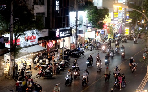Con đường ẩm thực hút giới trẻ ở TP.HCM, đa dạng món ăn các vùng miền- Ảnh 1. Đường Nguyễn Gia Trí, quận Bình Thạnh tấp nập xe cộ, đông đúc hàng quán - Ảnh: THÀNH VŨ