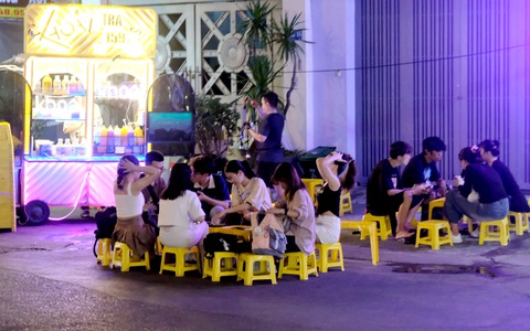 Con đường ẩm thực hút giới trẻ ở TP.HCM, đa dạng món ăn các vùng miền- Ảnh 7. Các bạn trẻ, sinh viên ưu ái đến khu vực này vì giá cả vừa phải - Ảnh: THÀNH VŨ