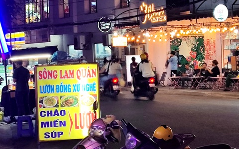 Con đường ẩm thực hút giới trẻ ở TP.HCM, đa dạng món ăn các vùng miền- Ảnh 11. Có đủ các quán ăn của các vùng miền để thực khách thay đổi khẩu vị - Ảnh: THÀNH VŨ