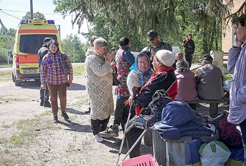 Cư dân ở Vovchansk và các ngôi làng lân cận ở khu vực Kharkov đợi xe buýt đi di tản hôm 10-5, sau khi Nga tiến hành tấn công Kharkov - Ảnh: REUTERS Cư dân ở Vovchansk và các ngôi làng lân cận ở khu vực Kharkov đợi xe buýt đi di tản hôm 10-5, sau khi Nga tiến hành tấn công Kharkov - Ảnh: REUTERS