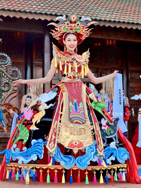 Tuyết Mai trong thiết kế lấy cảm hứng từ tò he - Ảnh: Missosology Tuyết Mai trong thiết kế lấy cảm hứng từ tò he, đoạt giải trang phục dân tộc đẹp nhất - Ảnh: Missosology