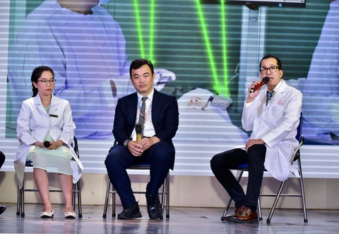 Cô gái không răng được phẫu thuật với 'trợ lý' AI- Ảnh 2. Bác sĩ Trương Chí Bảo chia sẻ tại sự kiện AI Day - Ảnh: T.T.D