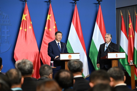 Chủ tịch Trung Quốc Tập Cận Bình (phải) trong cuộc họp báo với Thủ tướng Hungary Viktor Orban ở Budapest ngày 9-5 - Ảnh: THX Chủ tịch Trung Quốc Tập Cận Bình (trái) trong cuộc họp báo với Thủ tướng Hungary Viktor Orban ở Budapest ngày 9-5 - Ảnh: TÂN HOA XÃ