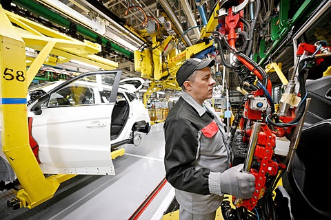 Nhân viên nhà máy sản xuất ô tô Moskvich làm việc với dây chuyền sản xuất vào ngày 18-4-2024 - Ảnh: AFP Nhân viên nhà máy sản xuất ô tô Moskvich làm việc với dây chuyền sản xuất vào ngày 18-4-2024 - Ảnh: AFP