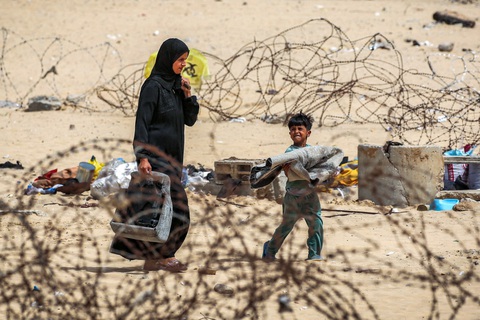 Một gia đình tháo chạy khỏi trại tị nạn ở Rafah thuộc miền nam Gaza ngày 11-5 - Ảnh: AFP Một gia đình tháo chạy khỏi trại tị nạn ở Rafah thuộc miền nam Gaza ngày 11-5 - Ảnh: AFP