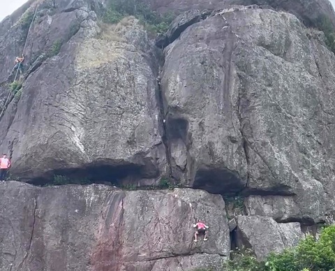 Hai người tay không dám sợi dây thừng leo lên núi Hòn Chuông rất nguy hiểm - Ảnh: Cắt từ video Hai người tay không bám sợi dây thừng leo lên núi Hòn Chuông rất nguy hiểm - Ảnh cắt từ video trên fanpage Bình Định Thông Tin