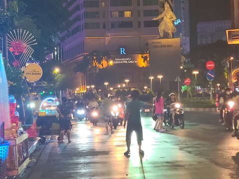 Nhiều người bán hàng rong ngang nhiên chặn đứng các phương tiện đang lưu thông để lôi kéo, chào mời mua hàng trên đường Tôn Đức Thắng, quận 1 - Ảnh: NHẬT XUÂN Nhiều người bán hàng rong ngang nhiên chặn đứng các phương tiện đang lưu thông để lôi kéo, chào mời mua hàng trên đường Tôn Đức Thắng, quận 1 - Ảnh: NHẬT XUÂN