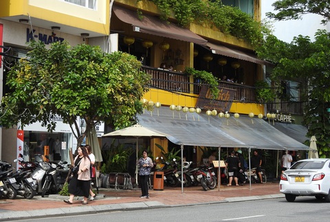 Đô thị quận Hải Châu xanh sạch đẹp, khang trang hơn- Ảnh 3. Vỉa hè tuyến đường Bạch Đằng cho phép kinh doanh được quản lý trật tự hơn, du khách đi lại thuận lợi - Ảnh: V.H