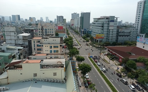 Đô thị quận Hải Châu xanh sạch đẹp, khang trang hơn- Ảnh 4. Một góc đô thị Hải Châu, đường Nguyễn Văn Linh được quản lý chặt chẽ, đảm bảo trật tự đô thị - Ảnh: V.H