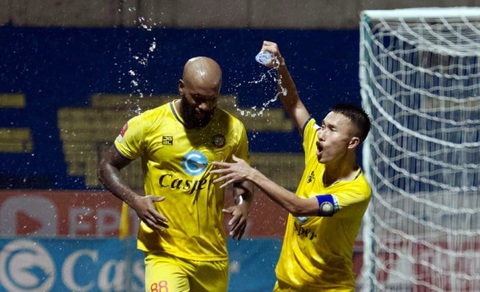 CLB B.Bình Dương 'hụt hơi' trong cuộc đua vô địch- Ảnh 2. Hai người hùng Antonio Luiz (trái) và Doãn Ngọc Tân của CLB Thanh Hóa - Ảnh: THANH HÓA FC
