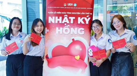 Muốn học Bác một cách tự nhiên nhất- Ảnh 3. Học theo Bác, Kim Ngân (thứ hai, từ trái sang) tự răn mình phải hỗ trợ cộng đồng, biết cho đi nhiều hơn - Ảnh: NVCC
