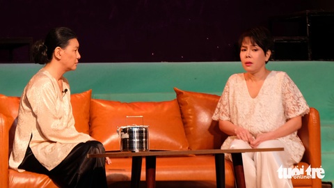 Việt Hương (phải, vai con dâu đầu) và Cát Phượng (vai người mẹ) - Ảnh: LINH ĐOAN Việt Hương (phải, vai con dâu đầu) và Cát Phượng (vai người mẹ) - Ảnh: LINH ĐOAN