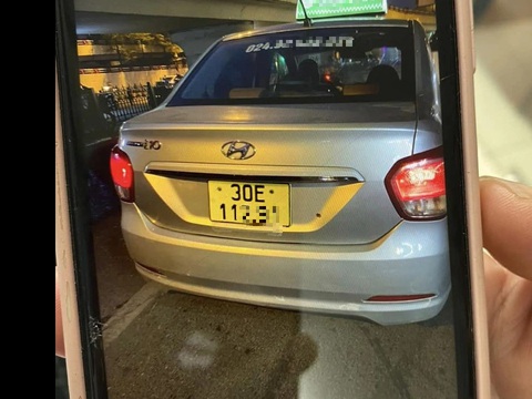 Xác minh thông tin taxi chở 'khách Tây' đi 50m lấy 500.000 đồng ở Hà Nội- Ảnh 1. Chiếc taxi được cho là chở hai du khách Pháp 50m lấy giá 500.000 đồng - Ảnh: MXH