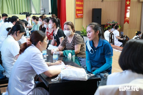Hơn 2.500 công nhân Đà Nẵng được khám bệnh, cấp thuốc miễn phí- Ảnh 1. Rất đông thanh niên công nhân đến khám bệnh tại Ngày hội Thanh niên công nhân sáng 12-5 - Ảnh: ĐOÀN NHẠN