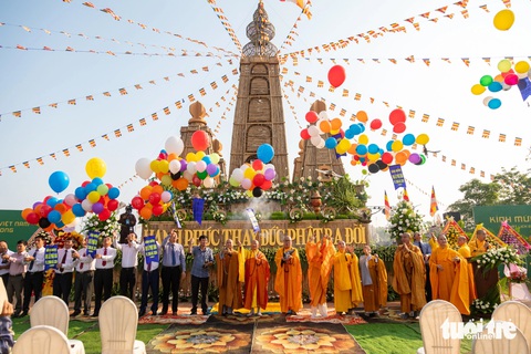 Bên bảo tháp tre chùa An Trú, cả ngàn người dự lễ Phật đản- Ảnh 2. Các đại biểu phóng sinh chim bồ câu với mong muốn hòa bình thế giới, quốc thái dân an - Ảnh: HOÀNG TÁO