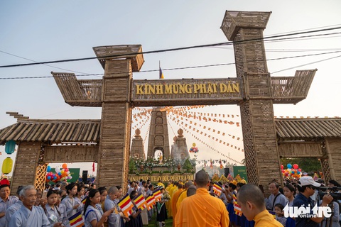 Bên bảo tháp tre chùa An Trú, cả ngàn người dự lễ Phật đản- Ảnh 3. Bảo tháp tre cao 40m là một điểm nhấn của buổi lễ - Ảnh: HOÀNG TÁO