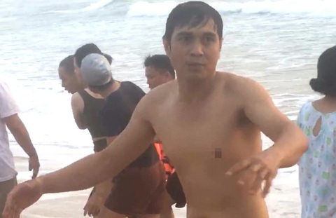 Thời điểm anh Trần Văn Tính vừa lên bờ an toàn và cứu sống thanh niên bị đuối nước - Ảnh: LINH NGUYÊN Thời điểm anh Trần Văn Tính vừa lên bờ an toàn sau khi cứu sống thanh niên bị đuối nước - Ảnh: LINH NGUYỄN