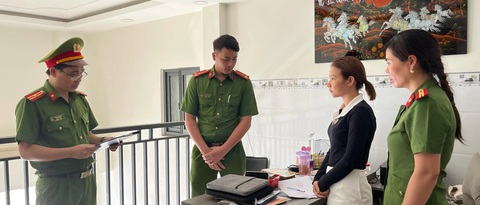 Cơ quan Cảnh sát điều tra Công an Phú Yên đọc lệnh khám xét văn phòng chính của công ty có liên quan đến đường dây thu thập, sử dụng thông tin cá nhân để mở và bán tài khoản ngân hàng trái phép - Ảnh: Công an tỉnh Phú Yên Cơ quan cảnh sát điều tra Công an Phú Yên đọc lệnh khám xét văn phòng chính của công ty có liên quan đến đường dây thu thập, sử dụng thông tin cá nhân để mở và bán tài khoản ngân hàng trái phép - Ảnh: Công an tỉnh Phú Yên cung cấp