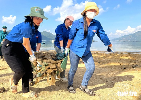 Lực lượng Đoàn thanh niên của thị xã Đông Hòa (tỉnh Phú Yên) tiến hành dọn rác tại bãi Chính vào ngày 12-5 - Ảnh: NGUYỄN HOÀNG Đoàn viên, thanh niên thị xã Đông Hòa (tỉnh Phú Yên) dọn rác tại Bãi Chính thuộc vịnh Vũng Rô vào ngày 12-5 - Ảnh: NGUYỄN HOÀNG