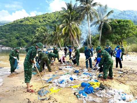 Lực lượng đồn biên phòng biên phòng cửa khẩu cảng Vũng Rô phối hợp cùng các các đơn vị của thị xã Đông Hòa ra quân dọn dẹp rác ở bãi Chính - Ảnh: NGUYỄN HOÀNG Lực lượng Đồn biên phòng cửa khẩu cảng Vũng Rô phối hợp các đơn vị của thị xã Đông Hòa dọn dẹp rác ở Bãi Chính - Ảnh: NGUYỄN HOÀNG