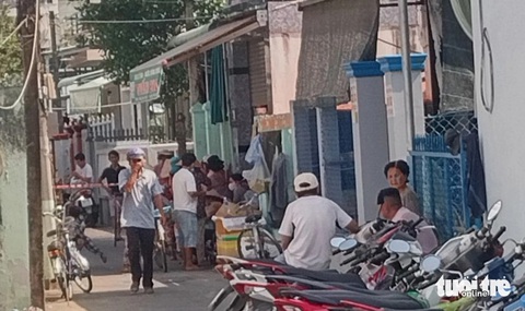 Án mạng từ việc nghi ngờ người khác nói xấu mình- Ảnh 1. Đến chiều 12-5, con hẻm nơi xảy ra vụ việc đang được cơ quan công an phong tỏa để phục vụ cho việc điều tra - Ảnh: H.T.