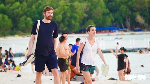 Doanh nghiệp Phú Quốc lo lắng, đang nỗ lực tìm khách du lịch hè- Ảnh 2. Biển đảo Phú Quốc luôn là điểm đến lý tưởng đối với khách quốc tế - Ảnh: CHÍ CÔNG