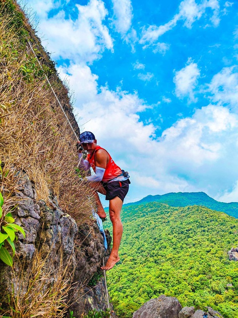 Không đồ bảo hộ chuyên nghiệp, người leo núi chỉ có duy nhất sợi dây làm Không đồ bảo hộ chuyên nghiệp, người leo núi chỉ có duy nhất sợi dây làm
