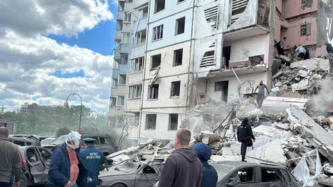 Bộ Quốc phòng Nga: Ukraine pháo kích dữ dội vào Belgorod, nhiều thương vong- Ảnh 1. Phần cổng lối vào có độ cao bằng 10 tầng của tòa chung cư ở thành phố Belgorod đổ sập sau vụ pháo kích dữ dội sáng 12-5 - Ảnh: RIA NOVOSTI