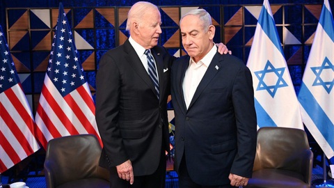 Mỹ sẽ chỉ điểm vị trí thủ lĩnh Hamas nếu Israel ngừng đánh Rafah?- Ảnh 1. Tổng thống Mỹ Joe Biden nói chuyện với Thủ tướng Israel Netanyahu tại Tel Aviv ngày 18-10-2023 - Ảnh: AFP