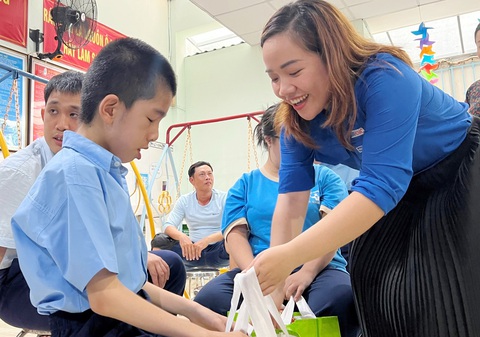 Đại biểu đại hội cùng góp quà tặng học sinh Trường Giáo dục chuyên biệt Tương Lai (quận 1) vào chiều 11-5 - Ảnh: CÔNG TRIỆU Đại biểu đại hội cùng góp quà tặng học sinh Trường Giáo dục chuyên biệt Tương Lai (quận 1) vào chiều 11-5 - Ảnh: CÔNG TRIỆU