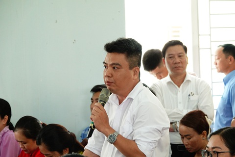 Thủ tướng: Cả nước đang như đại công trường, địa phương phải cùng Chính phủ xử lý khi thiếu vật liệu- Ảnh 2. Cử tri Nguyễn Phan Thịnh (phường Thới Hòa, quận Ô Môn) nêu ý kiến về các vấn đề hạn hán, xâm nhập mặn của Đồng bằng sông Cửu Long - Ảnh: T.LŨY