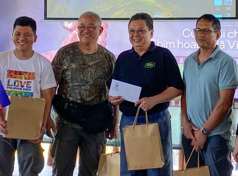 Đội Philippines đoạt giải Tư cuộc thi. Ảnh: H.T Đội Philippines đoạt giải tư cuộc thi Vietnam Bird Race lần thứ nhất - Ảnh: H.T