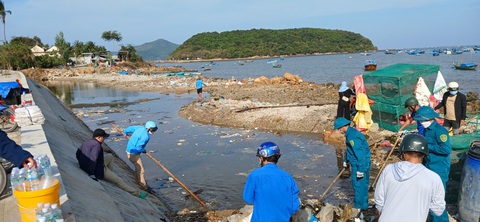 Lực lượng chức năng thị xã Sông Cầu (tỉnh Phú Yên) ra quân dọn dẹp rác thải ở khu vực vịnh Xuân Đài (phường Xuân Thành) - Ảnh: Chi cục Bảo vệ môi trường tỉnh Phú Yên Lực lượng chức năng thị xã Sông Cầu dọn dẹp rác thải ở khu vực vịnh Xuân Đài (phường Xuân Thành) - Ảnh: Chi cục Bảo vệ môi trường tỉnh Phú Yên cung cấp