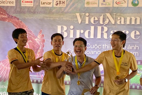 Niềm vui chiến thắng của đội Chim Điên. Ảnh: H.T Niềm vui chiến thắng của đội Chim Điên. Ảnh: H.T