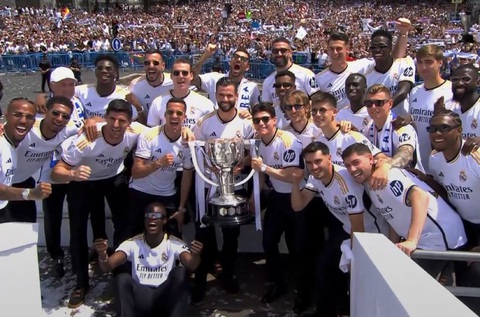 Cầu thủ Real Madrid chụp hình lưu niệm trước sự chứng kiến của 