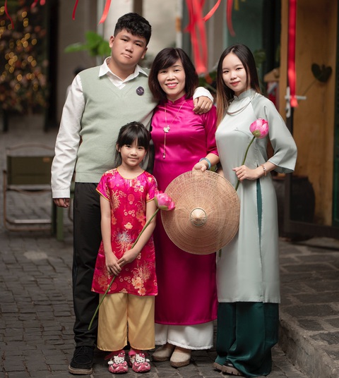 Quang Minh, Huyền Vi và mẹ - Ảnh: NVCC Quang Minh, Huyền Vi và mẹ - Ảnh: NVCC