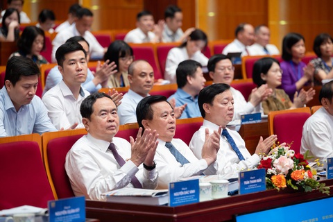Phó Chủ tịch Thường trực Quốc hội Trần Thanh Mẫn; Giám đốc Học viện Chính trị quốc gia Hồ Chí Minh, Chủ tịch Hội đồng Lý luận Trung ương Nguyễn Xuân Thắng; Phó Thủ tướng Chính phủ Trần Hồng Hà dự và chủ trì Hội thảo Phó chủ tịch thường trực Quốc hội Trần Thanh Mẫn; Giám đốc Học viện Chính trị quốc gia Hồ Chí Minh, Chủ tịch Hội đồng Lý luận Trung ương Nguyễn Xuân Thắng; Phó thủ tướng Chính phủ Trần Hồng Hà dự và chủ trì hội thảo - Ảnh: quochoi.vn