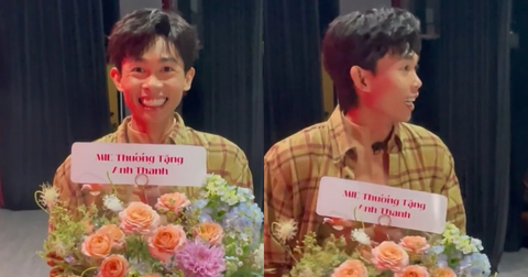 Hồng Thanh bất ngờ nhận được hoa chúc mừng từ tình cũ (nguồn ảnh- Tiktok Chumchum) Hồng Thanh bất ngờ nhận được hoa chúc mừng từ tình cũ (nguồn ảnh: TikTok Chumchum)