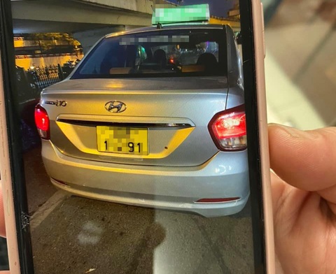 Du khách Pháp: Tài xế taxi khóa cửa sau, đòi 500.000 mới cho xuống xe- Ảnh 1. Chiếc taxi nghi 'chặt chém' 2 du khách nước ngoài - Ảnh: Nhân vật cung cấp