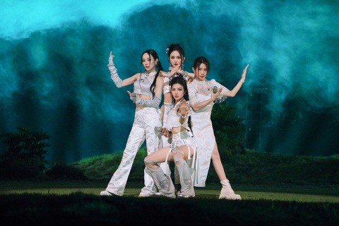 Suni Hạ Linh phô diễn kỹ năng hát - rap - nhảy cực 'chất' tại Đạp gió 2024- Ảnh 2. Suni Hạ Linh làm trưởng nhóm, gây chú ý khi hát tiếng Trung Quốc ở Đạp gió