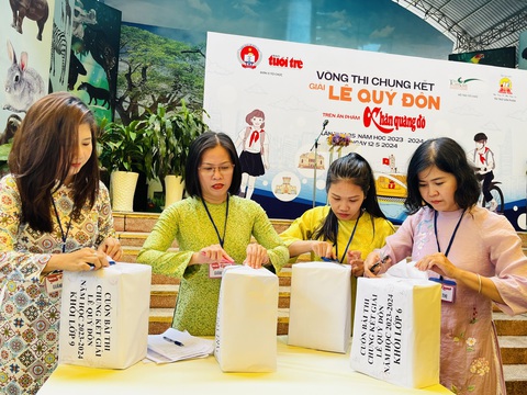 Học sinh làm hướng dẫn viên du lịch tranh tài giải Lê Quý Đôn- Ảnh 3. Giây phút bóc đề thi Giải Lê Quý Đôn để phát cho học sinh - Ảnh: MỸ DUNG