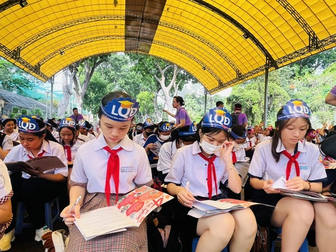Học sinh làm hướng dẫn viên du lịch tranh tài giải Lê Quý Đôn- Ảnh 5. Học sinh tranh giải Lê Quý Đôn sau khi nhận được đề thi sáng 12-5 - Ảnh: MỸ DUNG