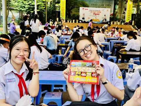 Học sinh làm hướng dẫn viên du lịch tranh tài giải Lê Quý Đôn- Ảnh 1. Em Lâm Lê Hồng Trâm (phải) hào hứng khi được làm hướng dẫn viên du lịch tranh giải thưởng Lê Quý Đôn sáng 12-5 - Ảnh: MỸ DUNG